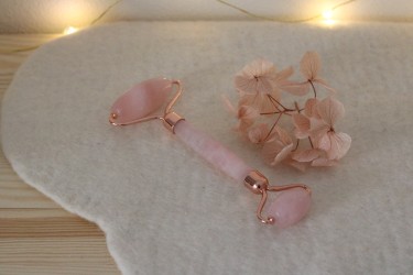 Le rouleau de massage en quartz rose