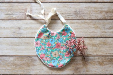 Bavoir en liberty pop