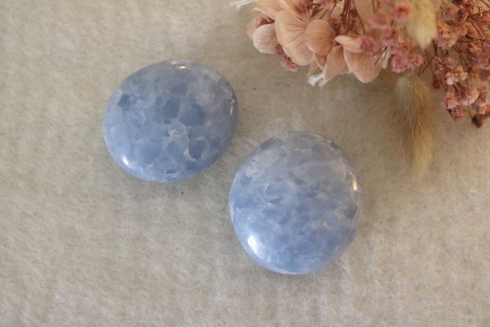 Galet de calcite bleu