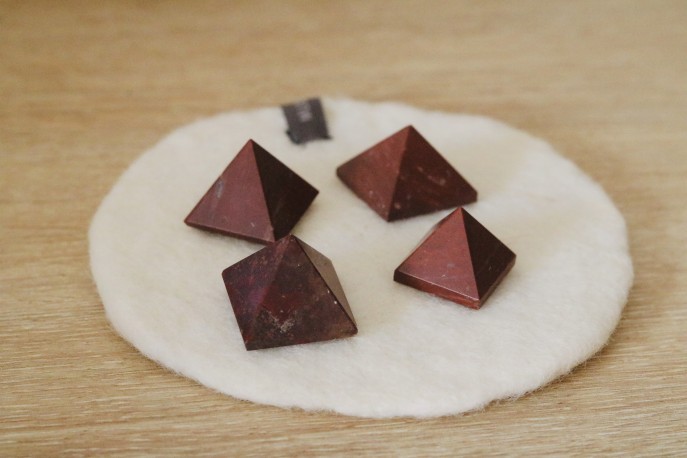 pyramide jaspe rouge